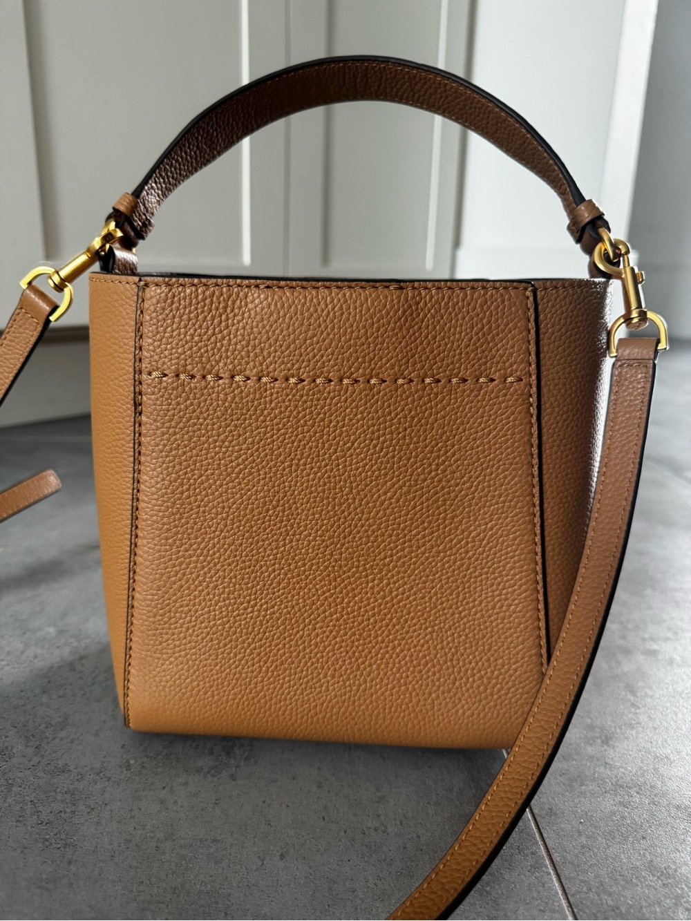 Tory Burch Pebbled Leather Mcgraw Bucket Bag - Picture 4 of 13